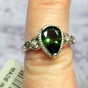 Elegant Silver and Green Gemstone Ring
